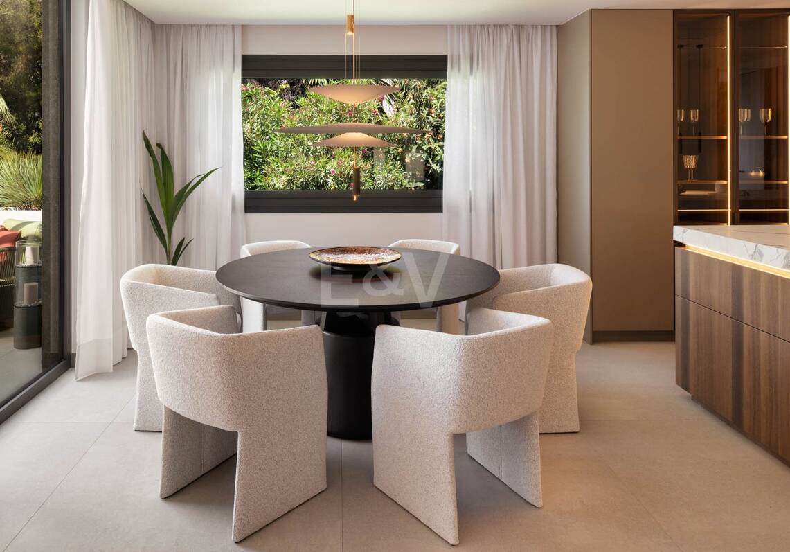 Ático dúplex modernizado con espectacular rooftop terrace en la Milla de Oro de Marbella