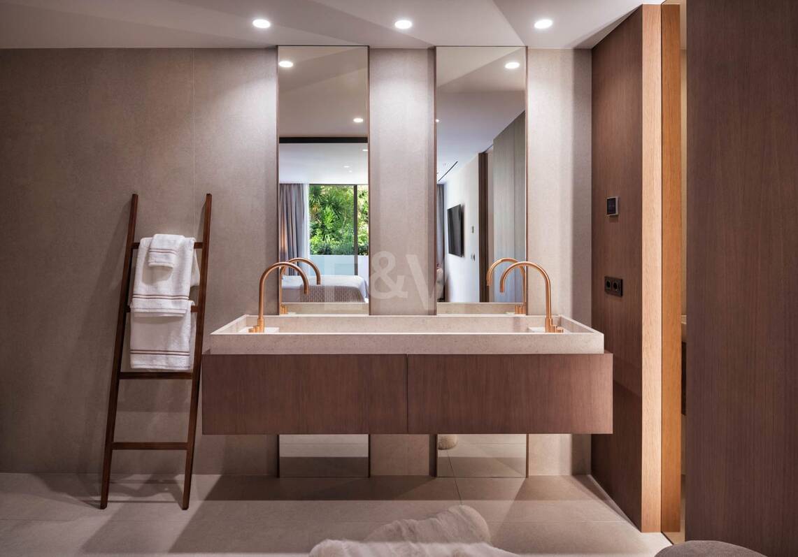Ático dúplex modernizado con espectacular rooftop terrace en la Milla de Oro de Marbella