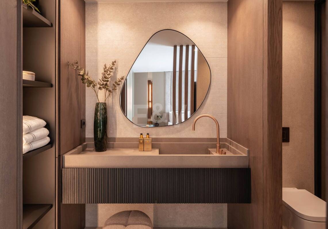 Ático dúplex modernizado con espectacular rooftop terrace en la Milla de Oro de Marbella