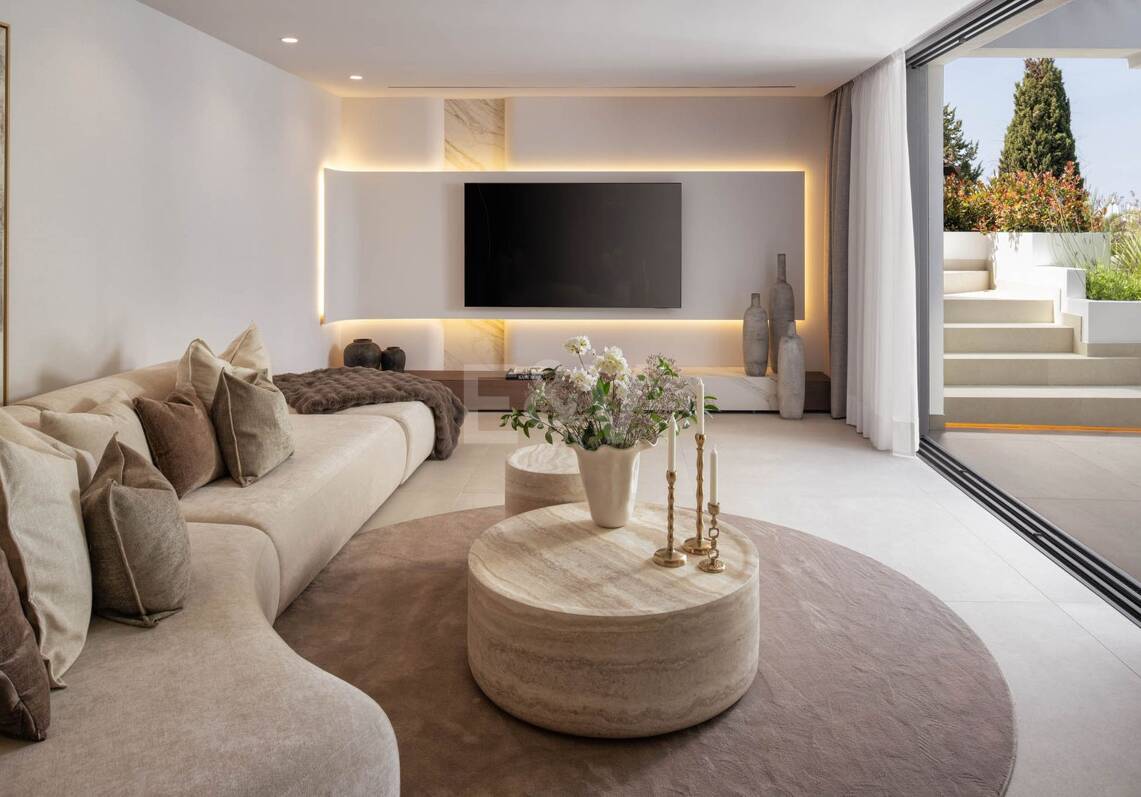 Ático dúplex modernizado con espectacular rooftop terrace en la Milla de Oro de Marbella
