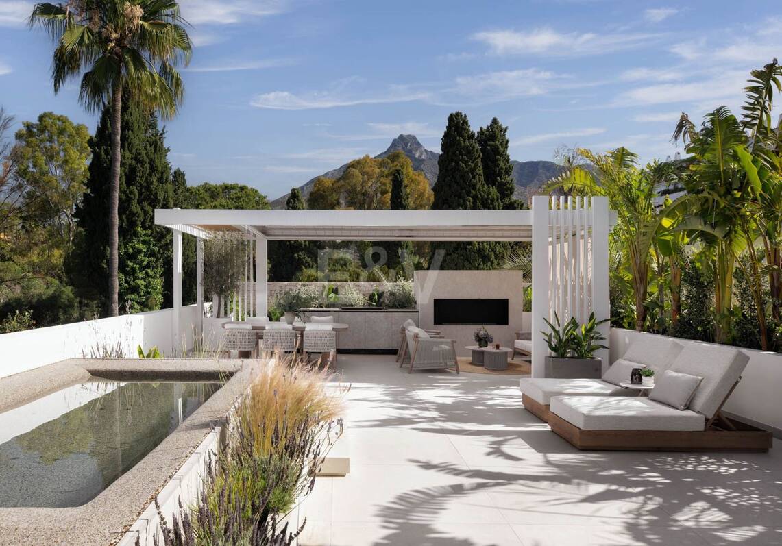 Ático dúplex modernizado con espectacular rooftop terrace en la Milla de Oro de Marbella