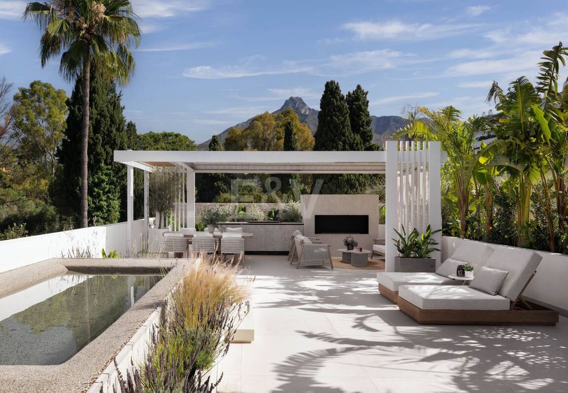 Beautifully Modernized Duplex Penthouse with Rooftop Terrace on Marbella’s Golden Mile