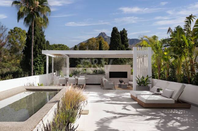 Beautifully Modernized Duplex Penthouse with Rooftop Terrace on Marbella’s Golden Mile