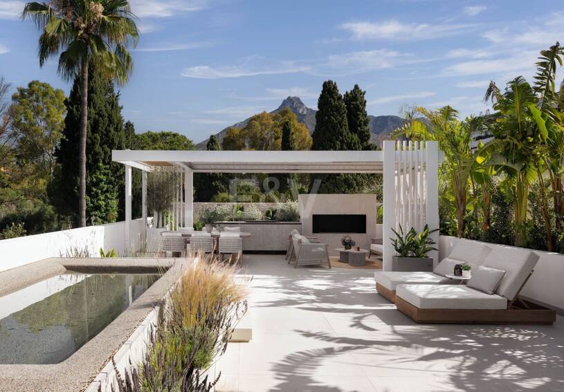 Beautifully Modernized Duplex Penthouse with Rooftop Terrace on Marbella’s Golden Mile