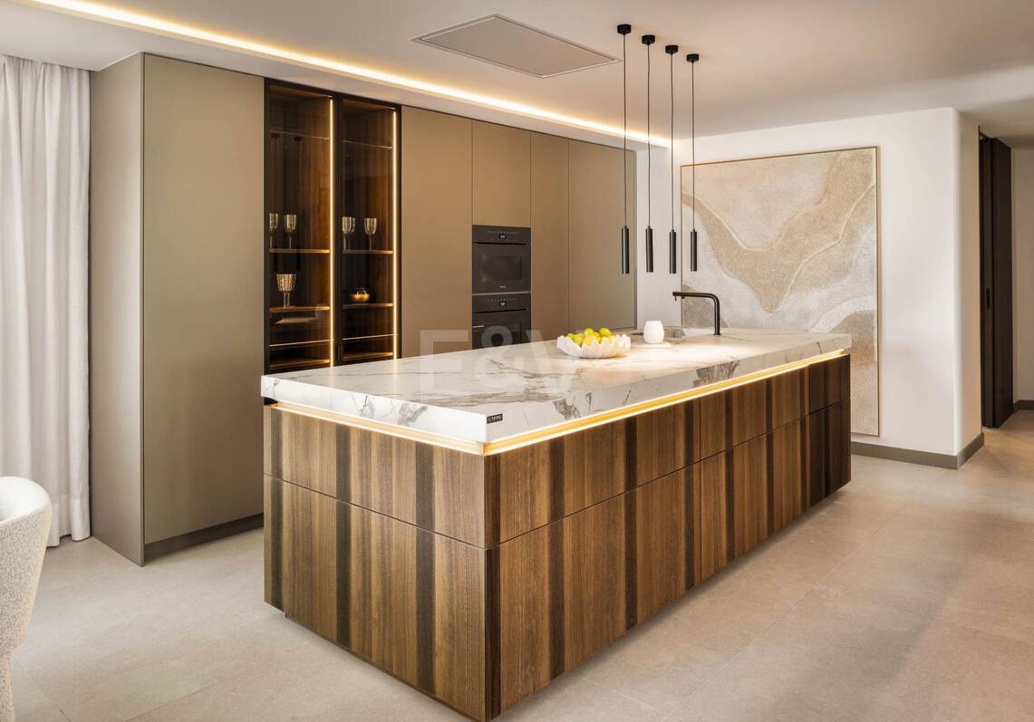 Ático dúplex modernizado con espectacular rooftop terrace en la Milla de Oro de Marbella