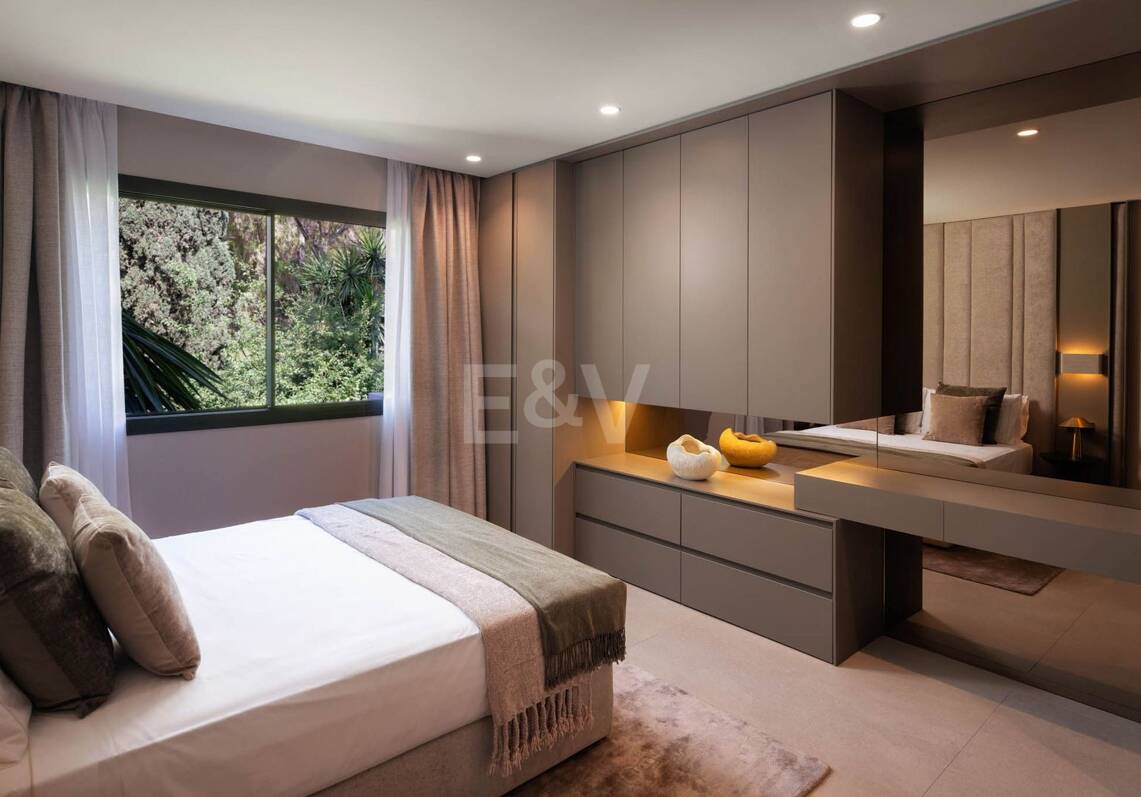 Ático dúplex modernizado con espectacular rooftop terrace en la Milla de Oro de Marbella