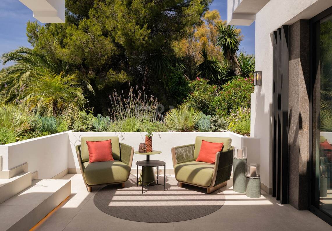 Ático dúplex modernizado con espectacular rooftop terrace en la Milla de Oro de Marbella