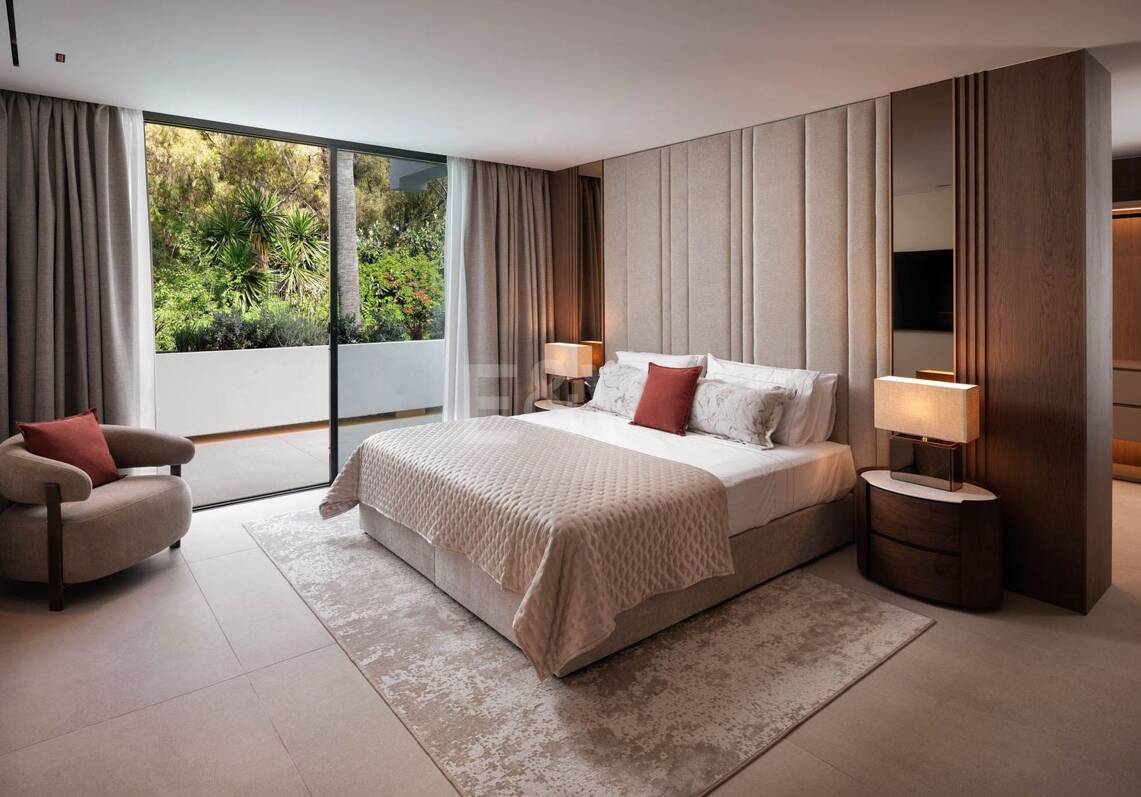 Ático dúplex modernizado con espectacular rooftop terrace en la Milla de Oro de Marbella