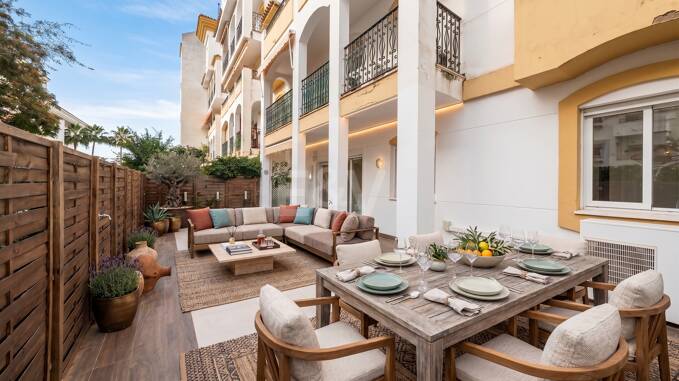 Apartamento de jardín muy bien ubicado, a pocos pasos de la playa en la Milla de Oro de Marbella