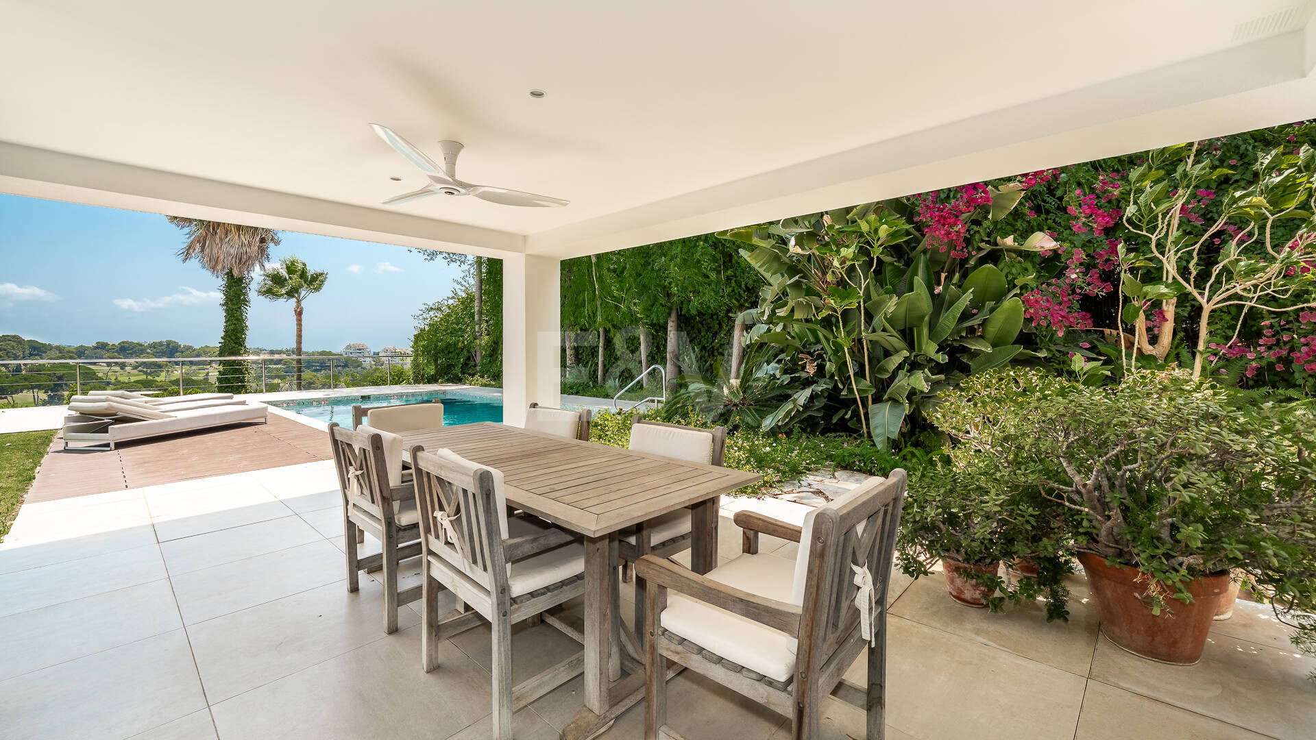 Mittelmeervilla mit privatem Aufzug, Pool und Panoramablick in Rio Real