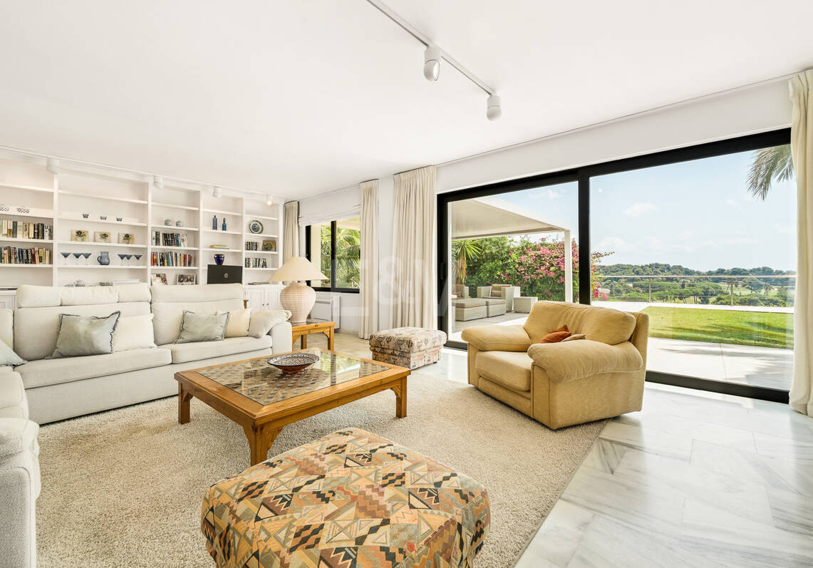 Mediterranean Villa with Private Lift, Pool and Panoramic Views in Rio Real