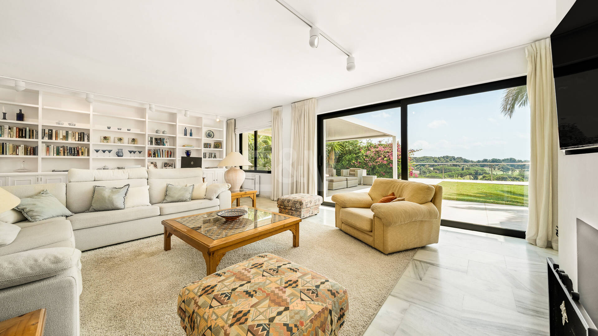 Mediterranean Villa with Private Lift, Pool and Panoramic Views in Rio Real