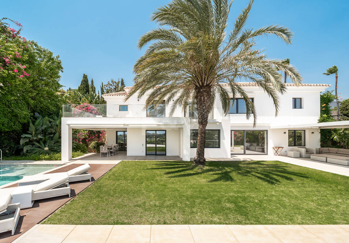 Mediterranean Villa with Private Lift, Pool and Panoramic Views in Rio Real