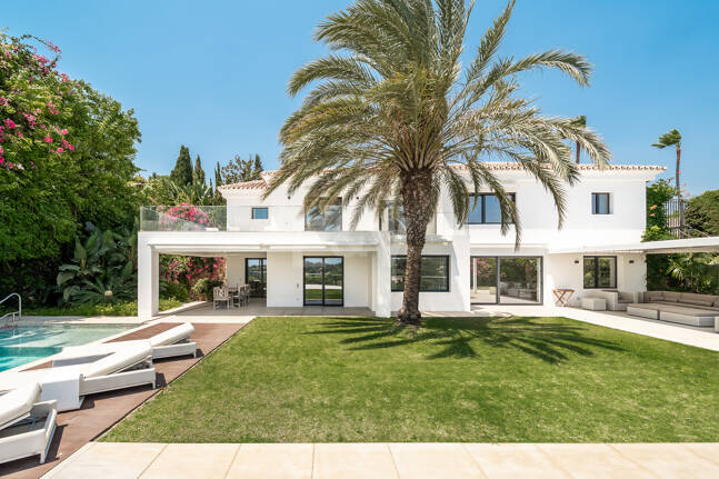 Mediterranean Villa with Private Lift, Pool and Panoramic Views in Rio Real