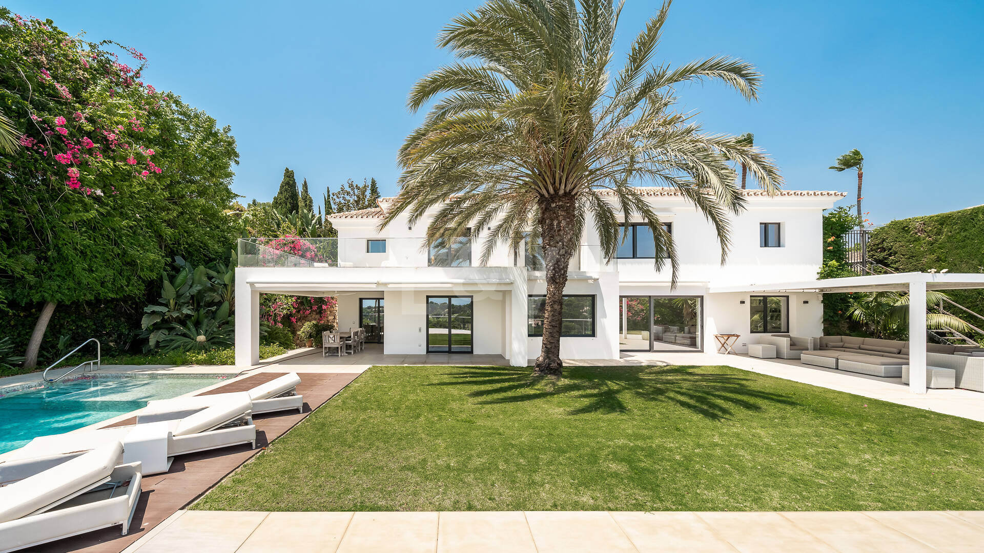 Mediterranean Villa with Private Lift, Pool and Panoramic Views in Rio Real