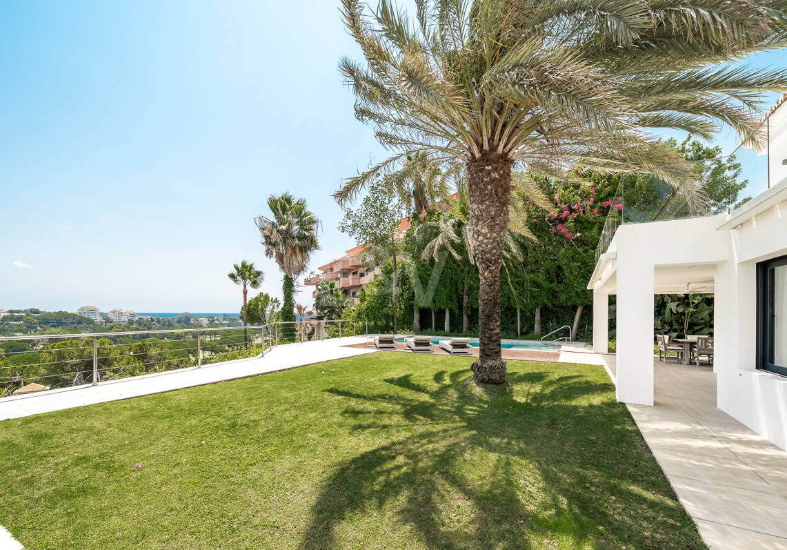 Mediterranean Villa with Private Lift, Pool and Panoramic Views in Rio Real