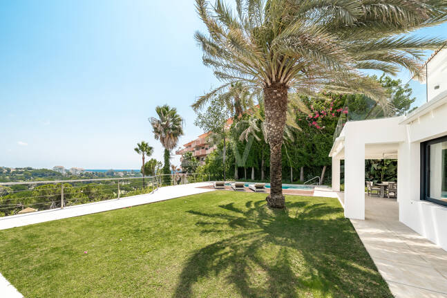 Mediterranean Villa with Private Lift, Pool and Panoramic Views in Rio Real