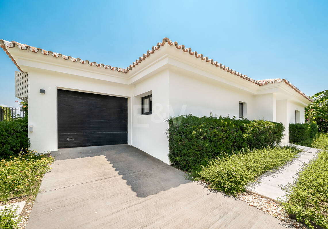 Mediterranean Villa with Private Lift, Pool and Panoramic Views in Rio Real