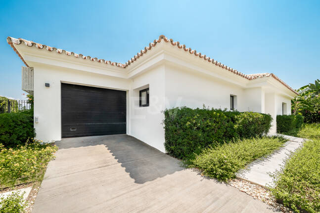 Mediterranean Villa with Private Lift, Pool and Panoramic Views in Rio Real