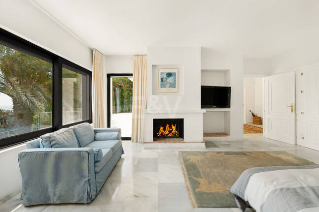 Mediterranean Villa with Private Lift, Pool and Panoramic Views in Rio Real