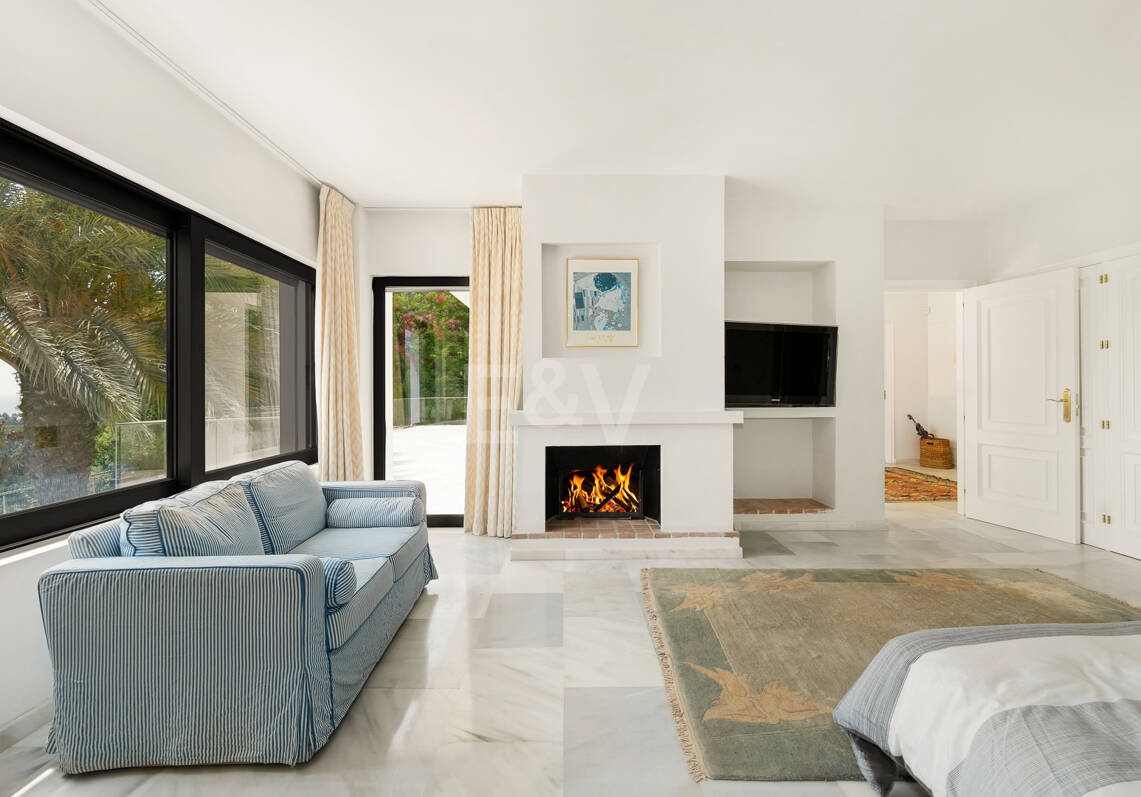 Mediterranean Villa with Private Lift, Pool and Panoramic Views in Rio Real
