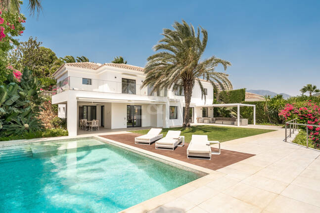 Mittelmeervilla mit privatem Aufzug, Pool und Panoramablick in Rio Real