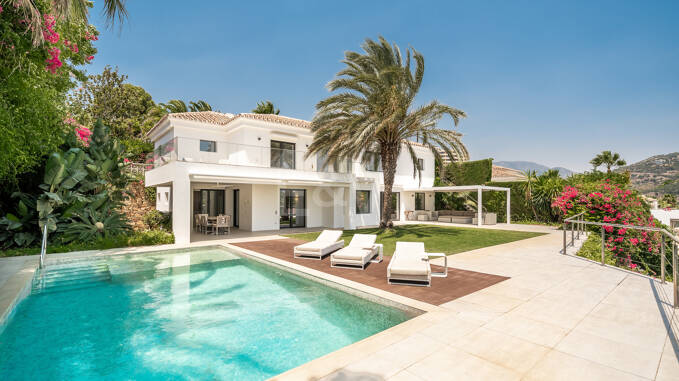 Mittelmeervilla mit privatem Aufzug, Pool und Panoramablick in Rio Real