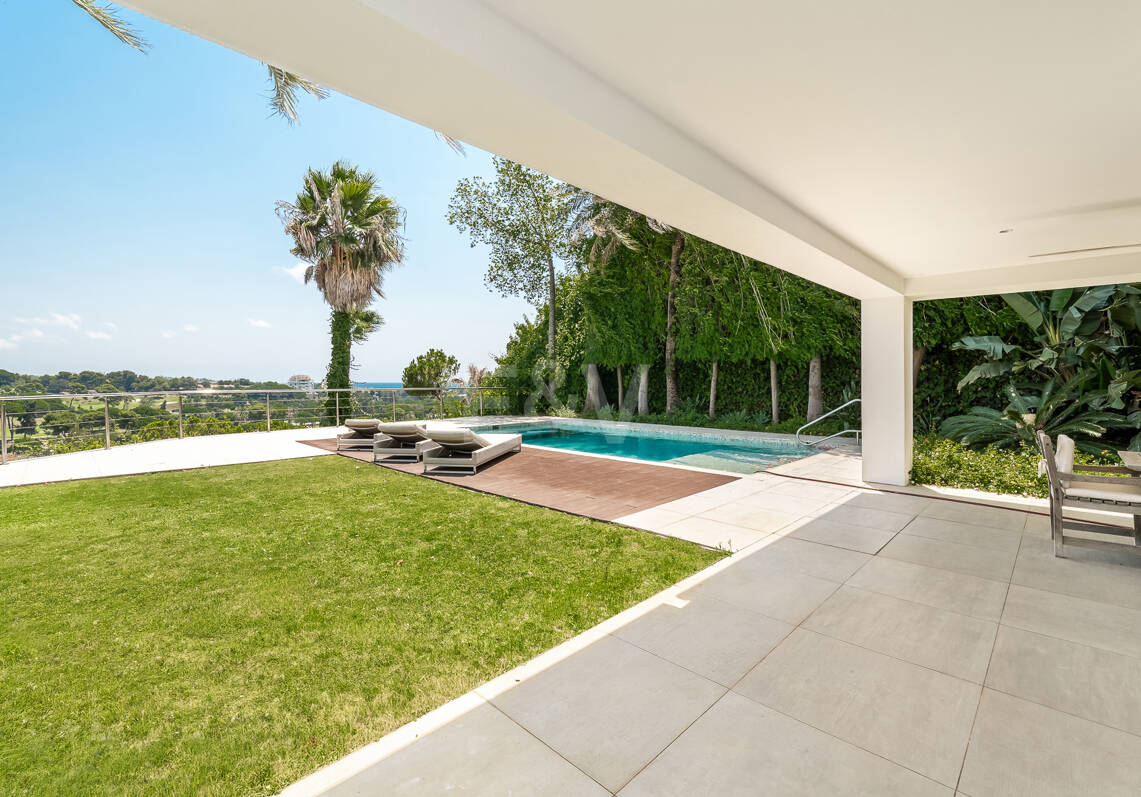 Mediterranean Villa with Private Lift, Pool and Panoramic Views in Rio Real
