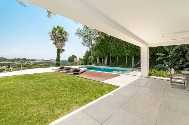Mediterranean Villa with Private Lift, Pool and Panoramic Views in Rio Real