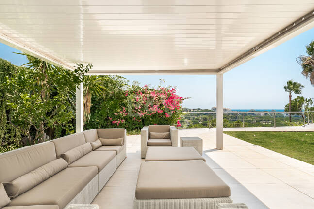 Mediterranean Villa with Private Lift, Pool and Panoramic Views in Rio Real