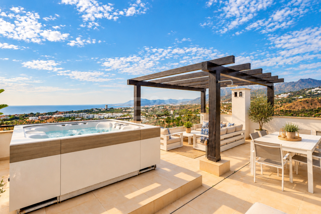Maison individuelle avec vue panoramique sur la mer et jacuzzi à Santa Clara, Marbella