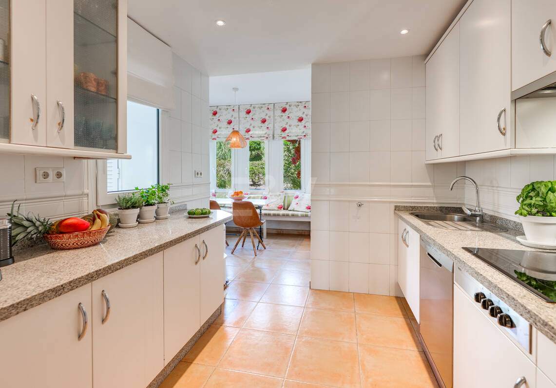 Apartamento en primera línea de playa con jardín en Los Monteros, Marbella Este