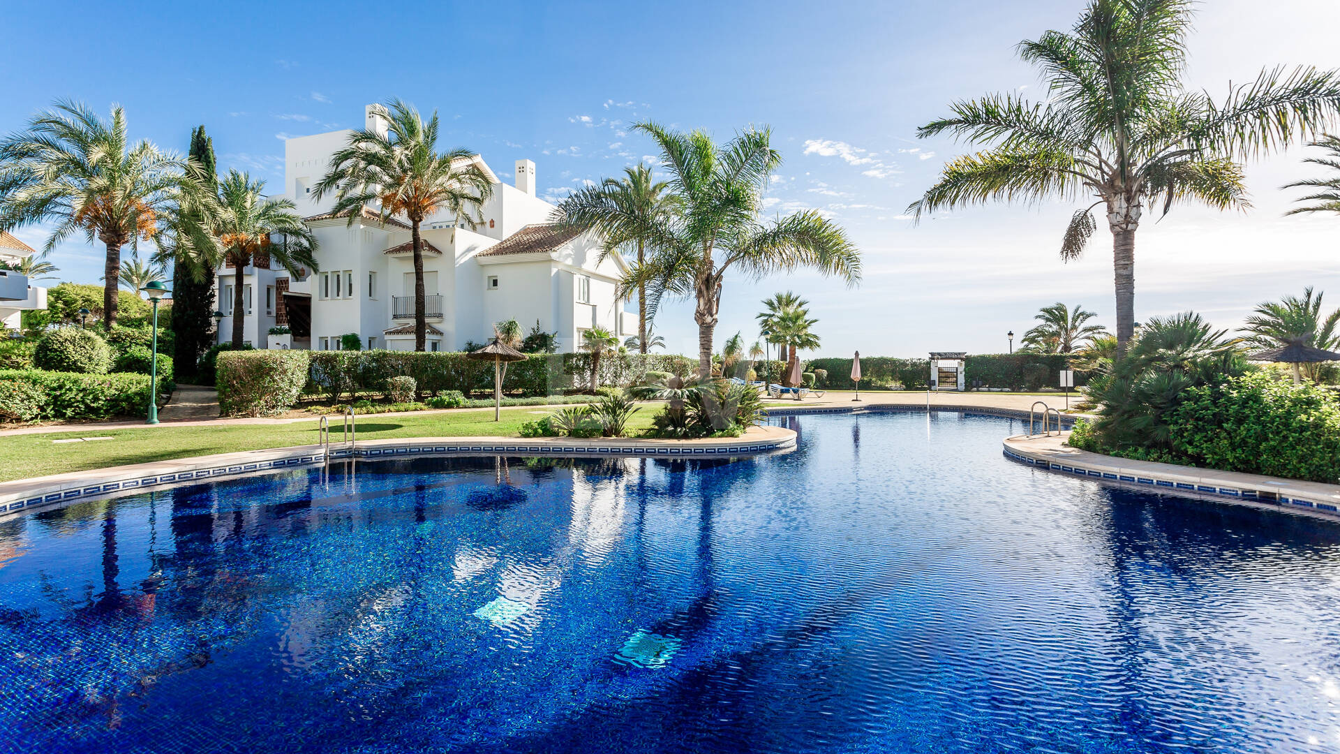 Lägenhet i strandnära läge med trädgård i Los Monteros, östra Marbella