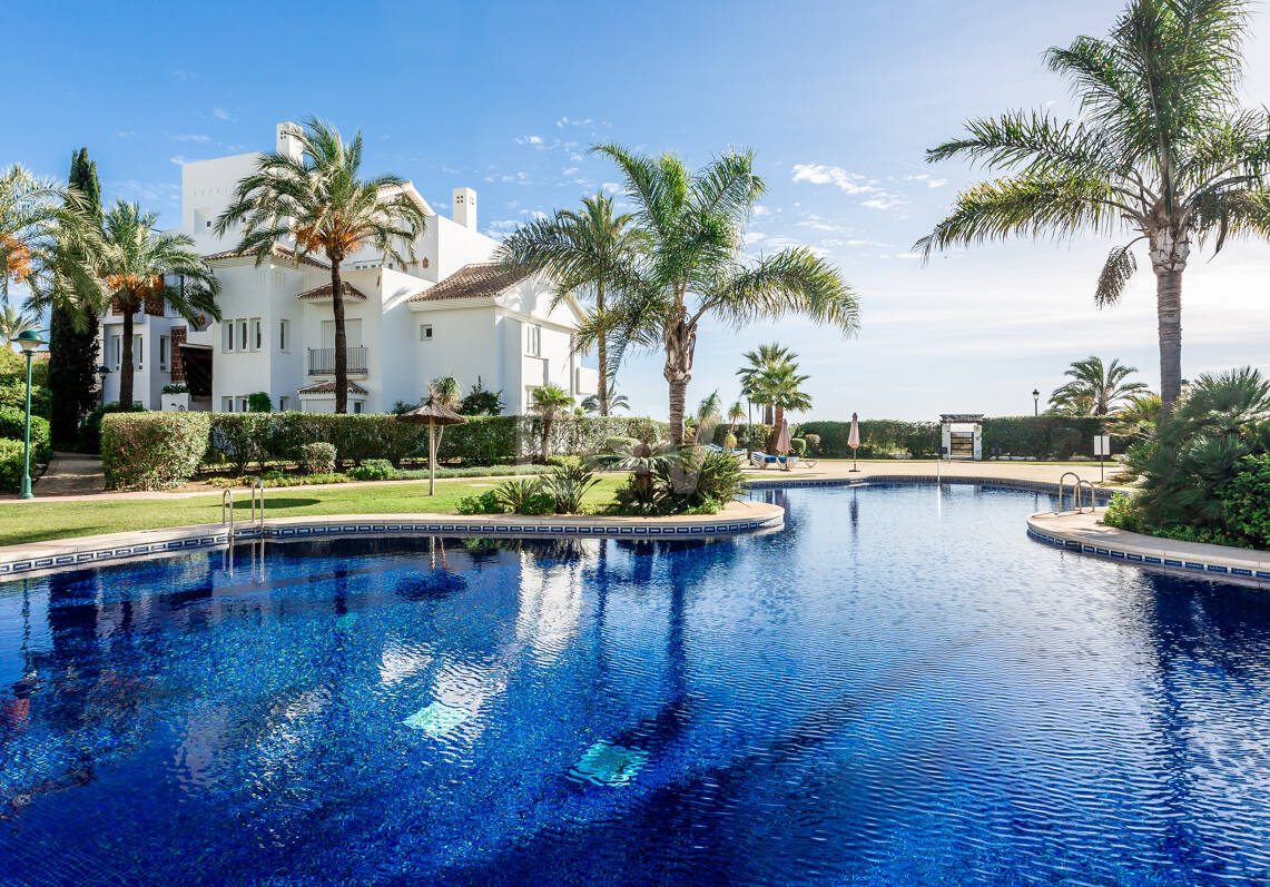Apartamento en primera línea de playa con jardín en Los Monteros, Marbella Este