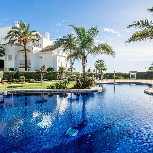Lägenhet i strandnära läge med trädgård i Los Monteros, östra Marbella