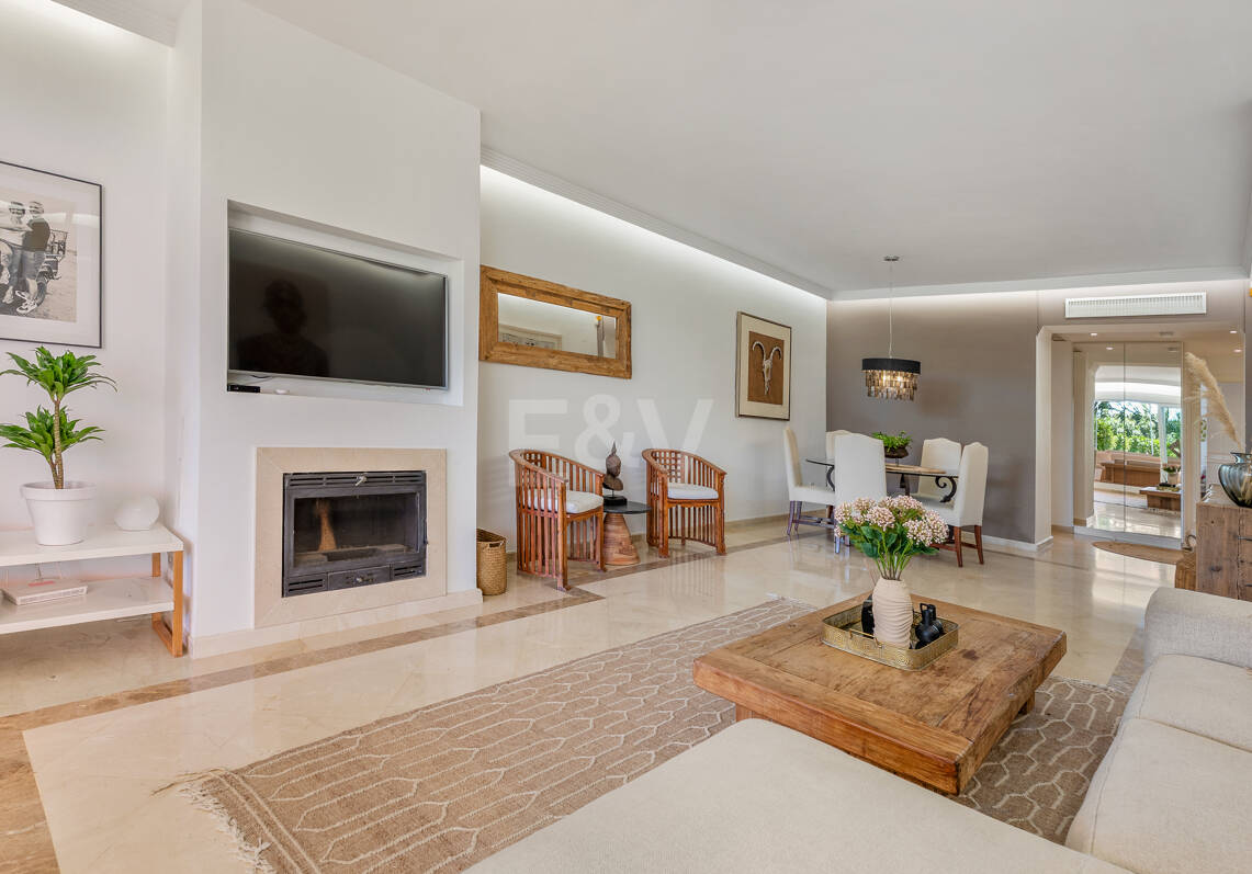Apartamento en primera línea de playa con jardín en Los Monteros, Marbella Este