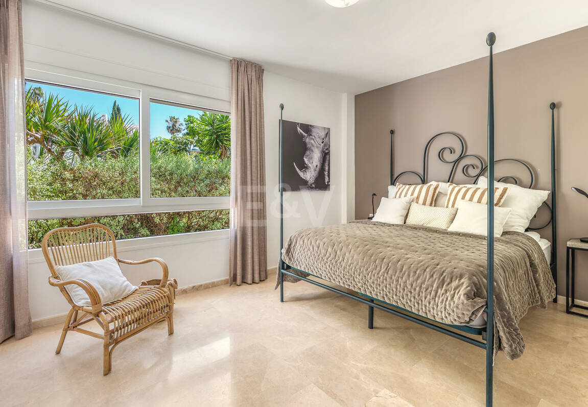 Lägenhet i strandnära läge med trädgård i Los Monteros, östra Marbella
