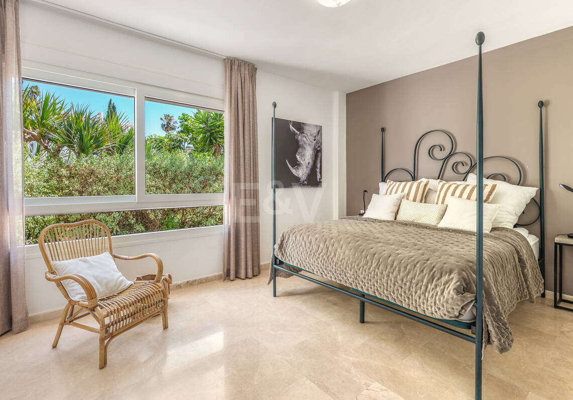 Apartamento en primera línea de playa con jardín en Los Monteros, Marbella Este