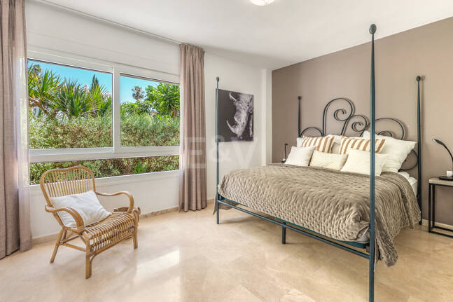 Lägenhet i strandnära läge med trädgård i Los Monteros, östra Marbella
