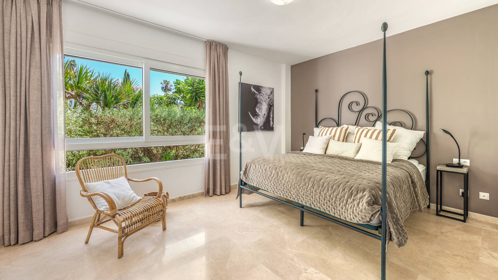 Lägenhet i strandnära läge med trädgård i Los Monteros, östra Marbella