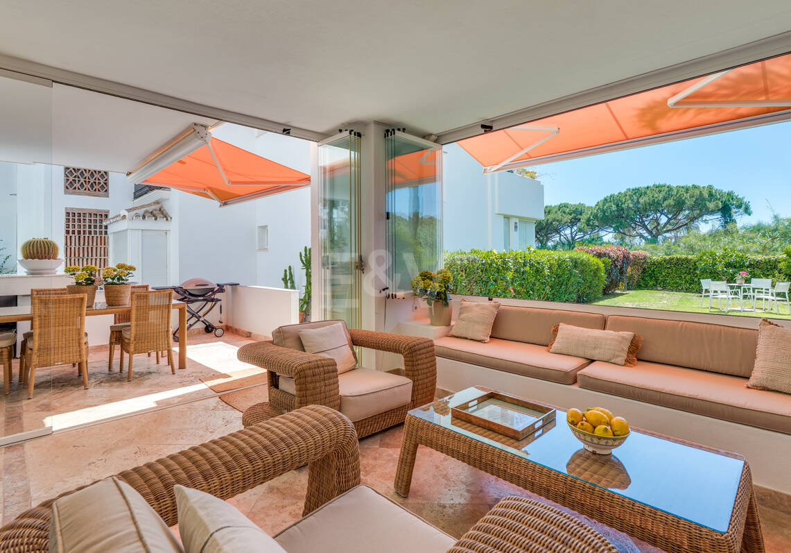 Apartamento en primera línea de playa con jardín en Los Monteros, Marbella Este