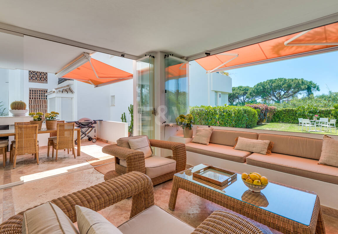 Lägenhet i strandnära läge med trädgård i Los Monteros, östra Marbella