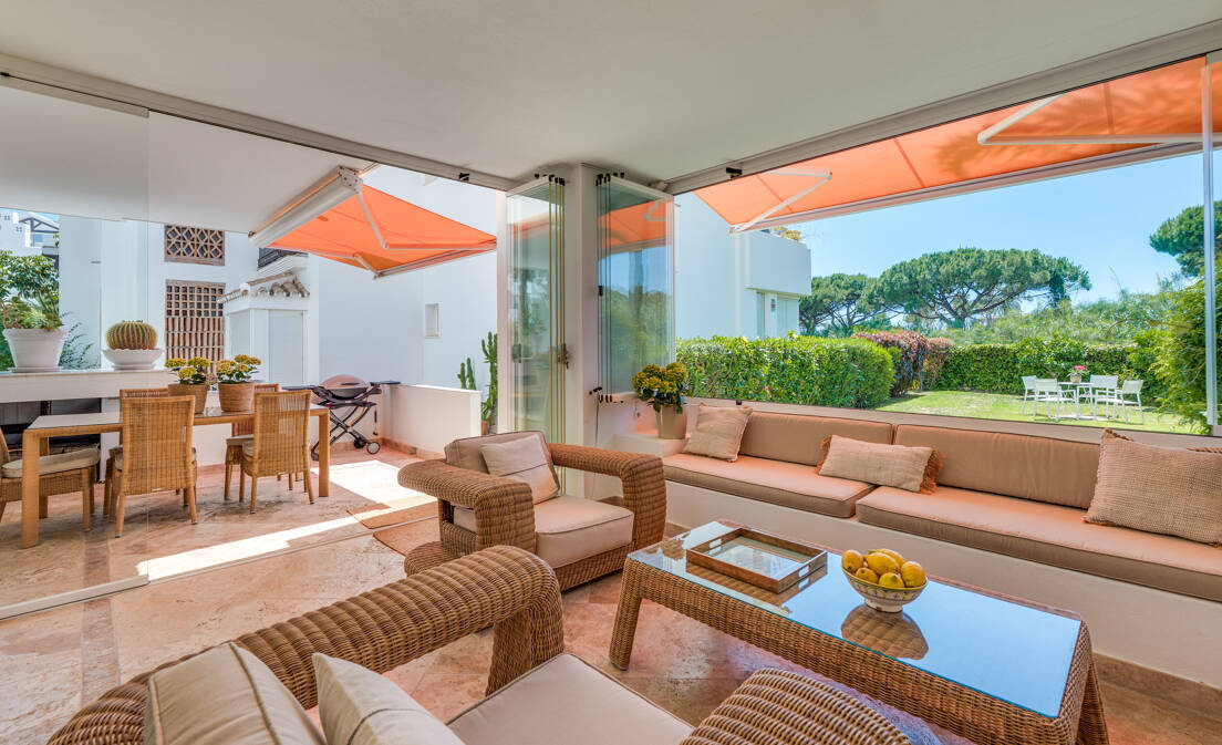 Lägenhet i strandnära läge med trädgård i Los Monteros, östra Marbella