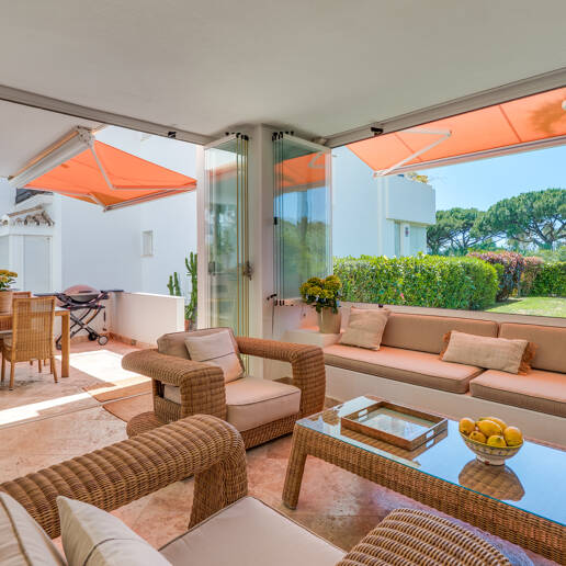 Lägenhet i strandnära läge med trädgård i Los Monteros, östra Marbella