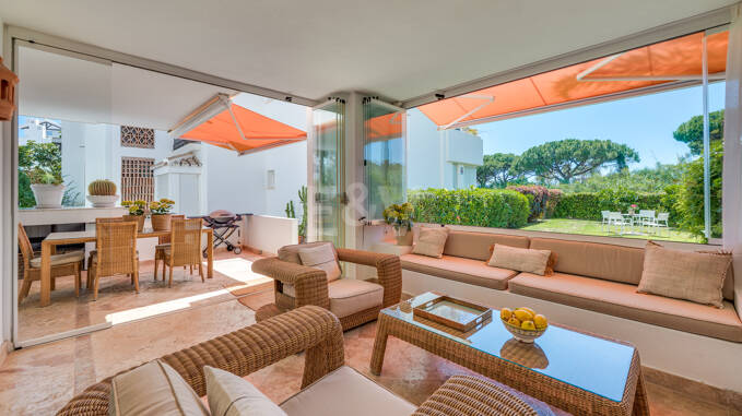 Appartement en première ligne de plage avec jardin à Los Monteros, Marbella Est