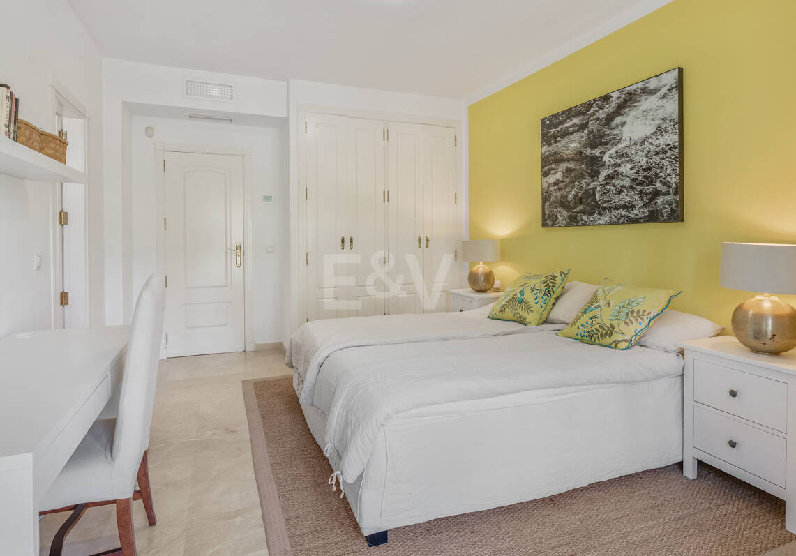 Apartamento en primera línea de playa con jardín en Los Monteros, Marbella Este