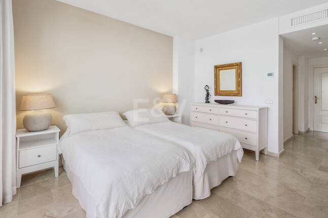 Lägenhet i strandnära läge med trädgård i Los Monteros, östra Marbella