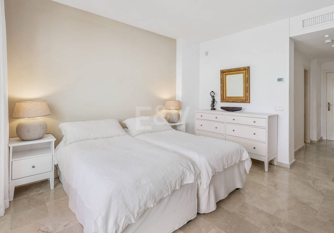 Apartamento en primera línea de playa con jardín en Los Monteros, Marbella Este