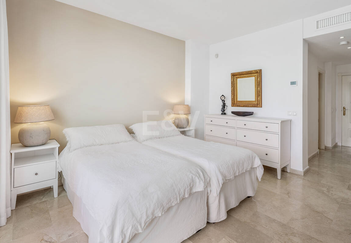 Lägenhet i strandnära läge med trädgård i Los Monteros, östra Marbella