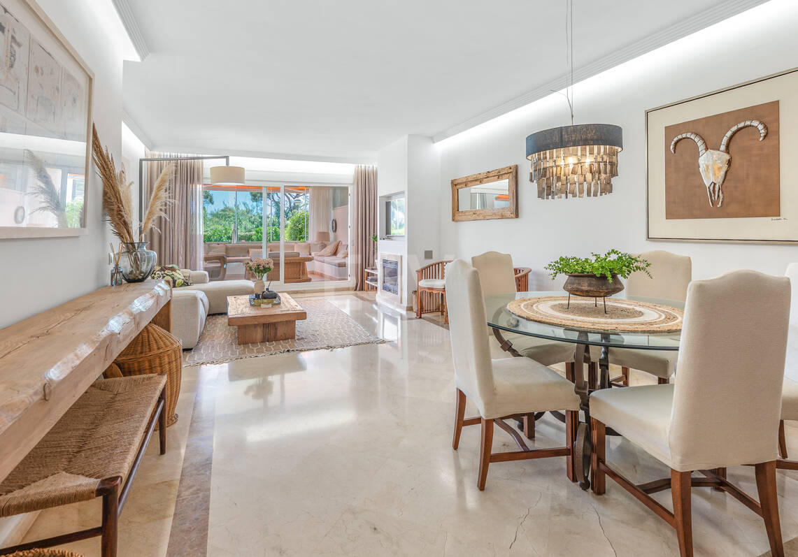 Apartamento en primera línea de playa con jardín en Los Monteros, Marbella Este